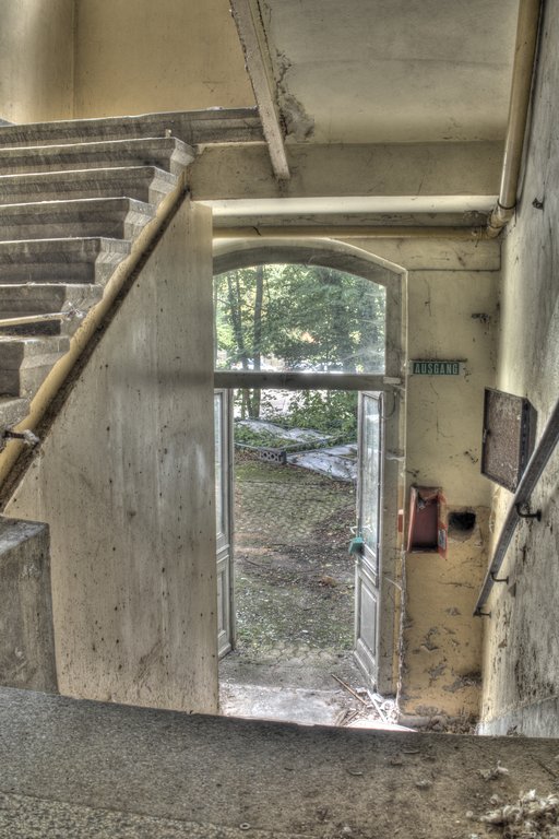 13_kellerausgang_treppe.jpg
